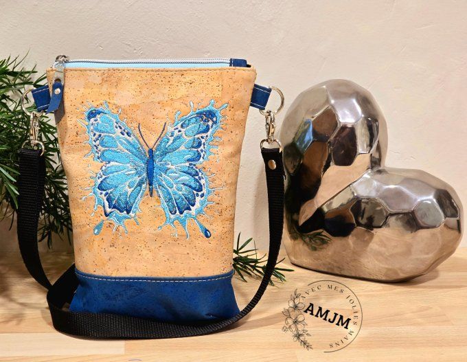 Sac bandoulière et son papillon brodé