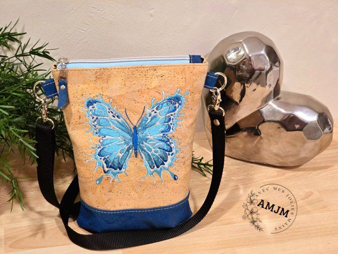 Sac bandoulière et son papillon brodé