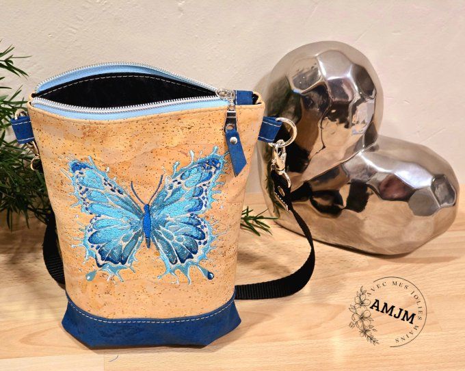 Sac bandoulière et son papillon brodé