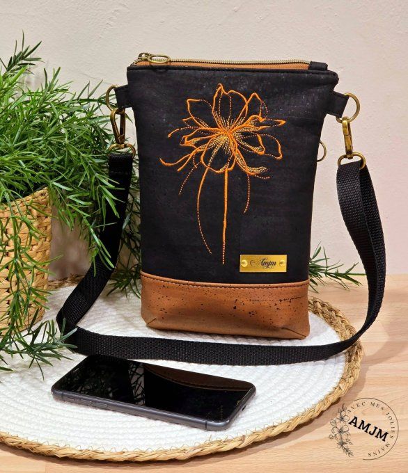 Sac bandoulière marron et sa fleur brodée