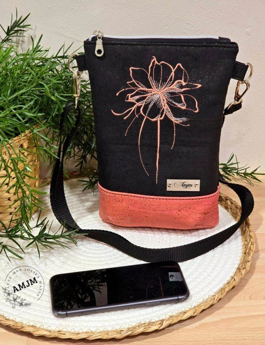 Sac bandoulière saumon et sa fleur brodée 