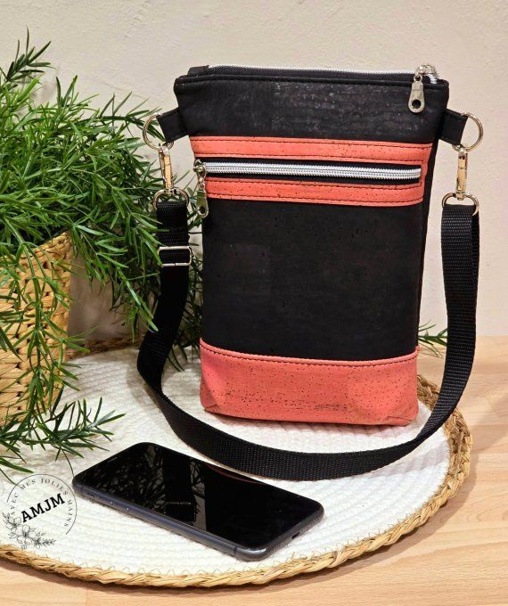 Sac bandoulière saumon et sa fleur brodée 