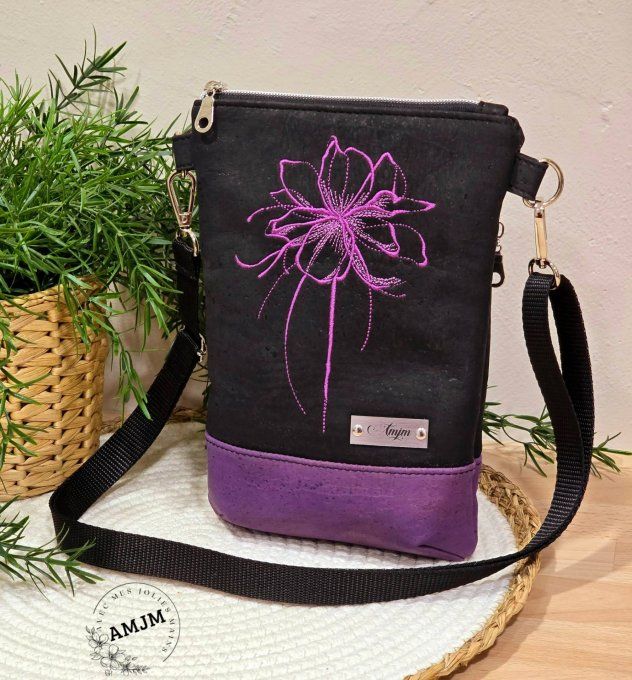 Sac bandoulière violet et sa fleur brodée 