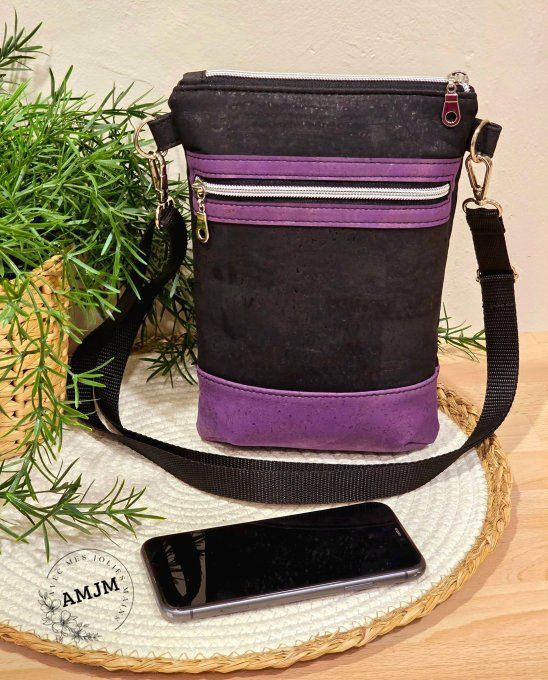 Sac bandoulière violet et sa fleur brodée 