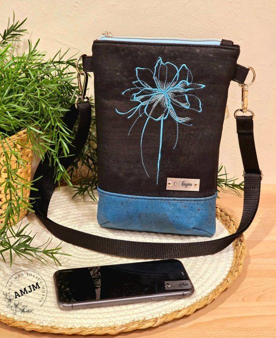 Sac bandoulière bleu et sa fleur brodée 