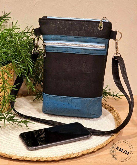 Sac bandoulière bleu et sa fleur brodée 