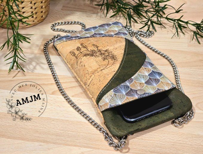 Pochette Seawood en liège et sa gravure laser
