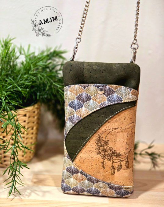 Pochette Seawood en liège et sa gravure laser