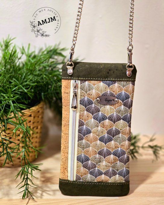 Pochette Seawood en liège et sa gravure laser
