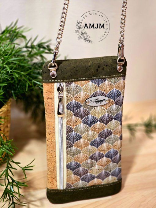Pochette Seawood en liège et sa gravure laser
