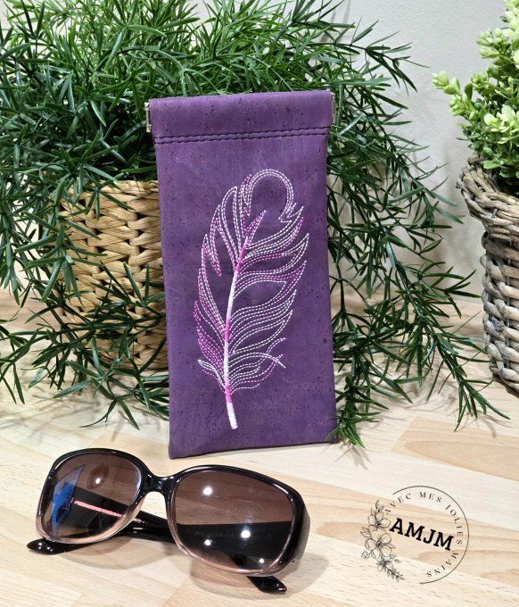 Étui à lunettes en liège violet et broderie plume 