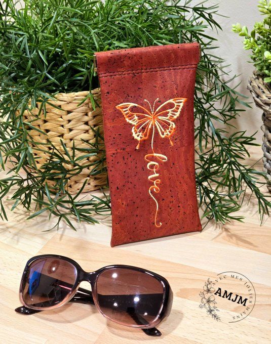 Étui à lunettes en liège rouille et broderie papillon  