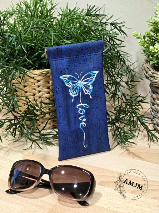 Étui à lunettes en liège bleu et broderie papillon  
