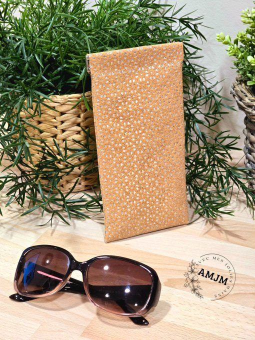 Étui à lunettes en liège et ses motifs argentés