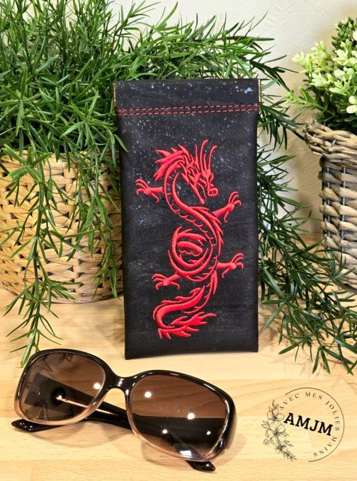 Étui à lunettes en liège noir et broderie dragon rouge