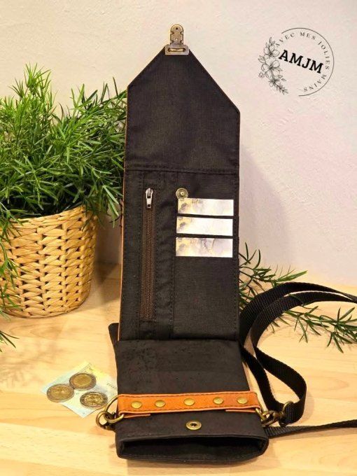 Pochette téléphone Padouk et son cheval drôle