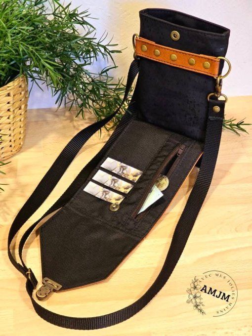 Pochette téléphone Padouk et son cheval drôle