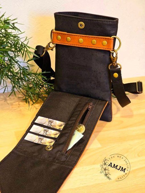 Pochette téléphone Padouk et son cheval drôle