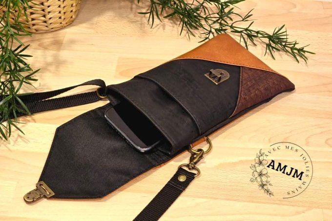 Pochette téléphone Padouk et son cheval drôle