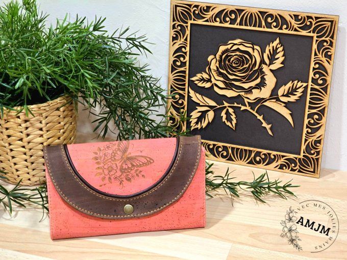 Porte chéquier Mango et sa gravure laser papillon