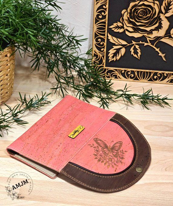 Porte chéquier Mango et sa gravure laser papillon